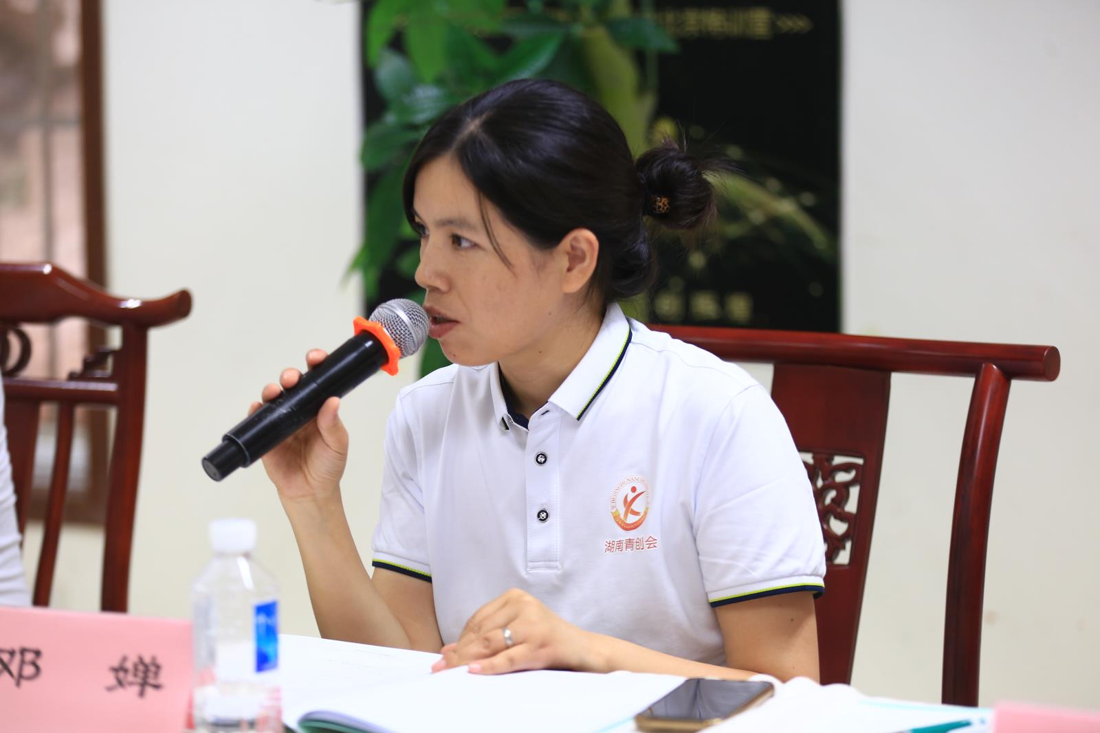 邓婵.JPG